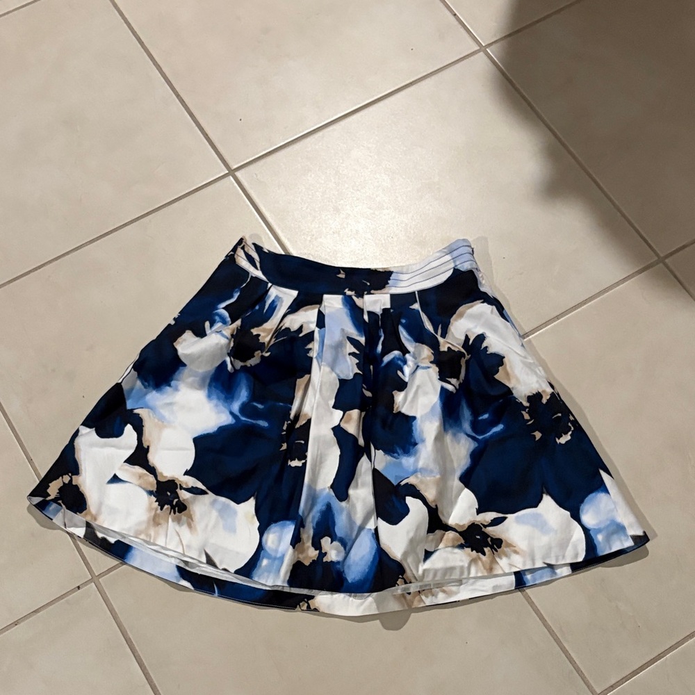 White House black market sz 6 skirt 536